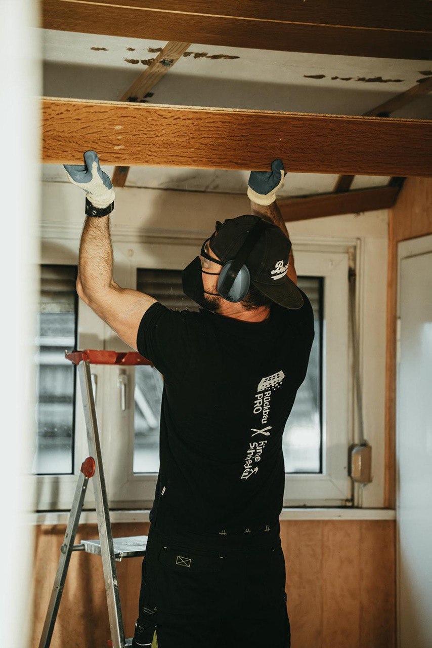 Deckenrückbau auf der Leiter