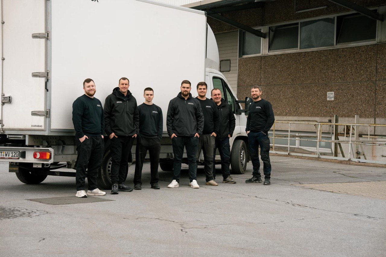 Das Wertvoll Team vor dem Einsatzfahrzeug in Paderborn